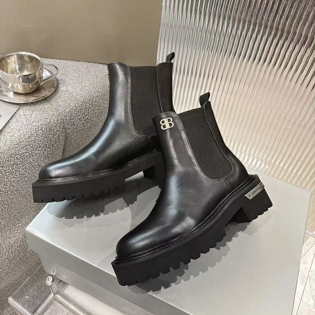 👟👟Ex-factory price 600👟👟 Balenciaga’s much-anticipated Venom Boots are now on sale. From Balenciaga 2025 FALL Series Venom Boots draws inspiration from motorcycle boots, with unique design as the core highlight. It not only enhances the stability of the boots, but also cleverly integrates the brand’s iconic hardware elements to highlight your personality. The design of the large tongue flap is even more unique, creating a casual and uninhibited style and breaking the stereotype of traditional shoes. This series of boots belongs to Balenciaga's 2025 fall non-catwalk products, showing the brand's creative extension beyond regular shows. Surface: Imported cowhide Lining: Sheepskin Size: 35-40 yards (custom-made sizes 41 are non-refundable)